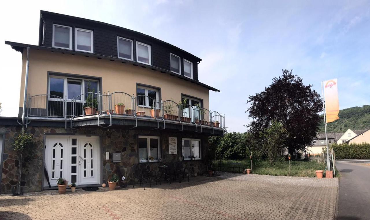 Residenz Moselzauber - Ferienwohnungen Mit Pool Landschaft Ернст Екстериор снимка